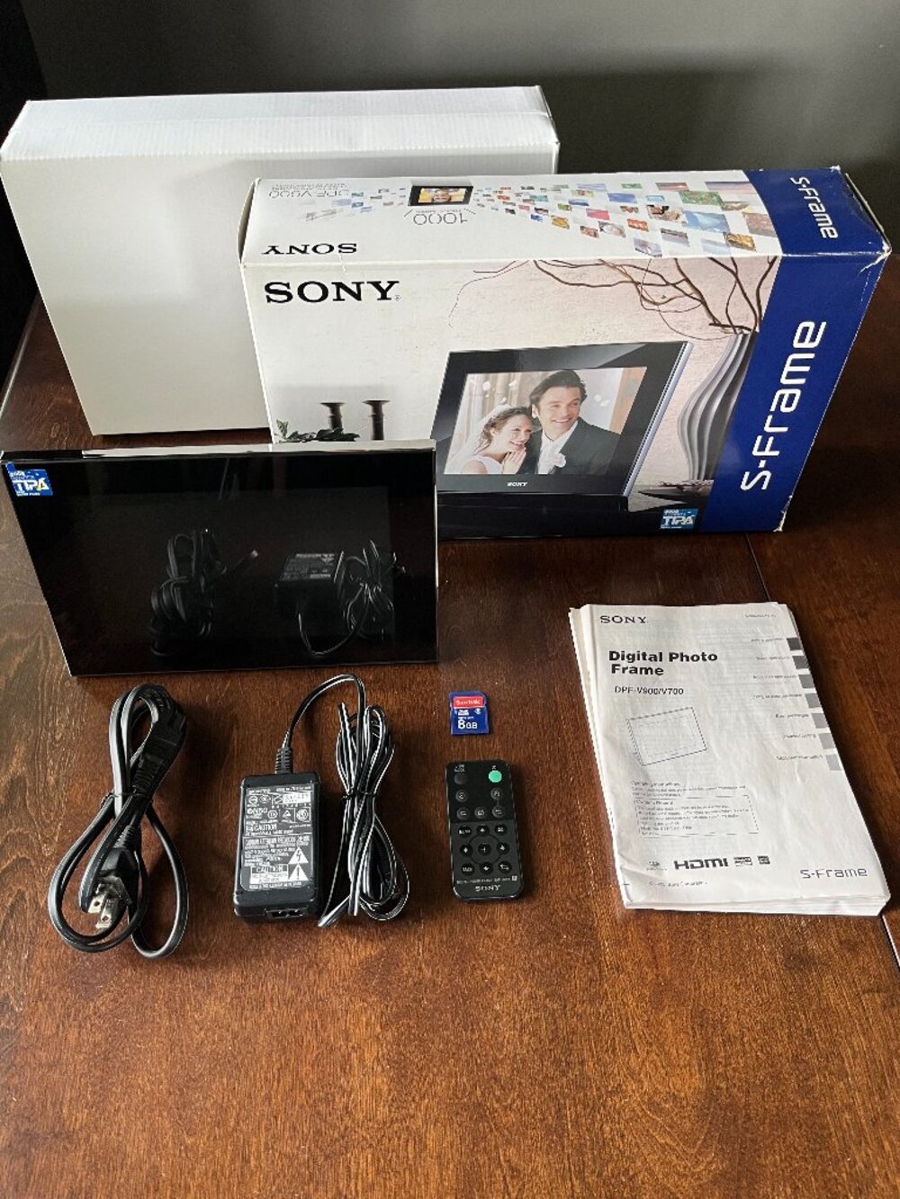 Sony S-Frame 9 inch DIGITAL PHOTO FRAME DPF-V900 with 8GB SD Card